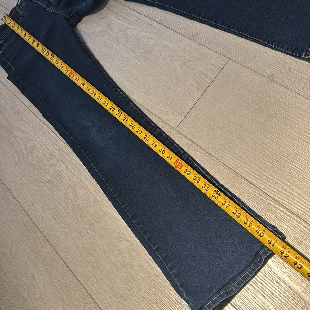 Levi’s 315 Shaping Bootcut in Dark Wash size 28